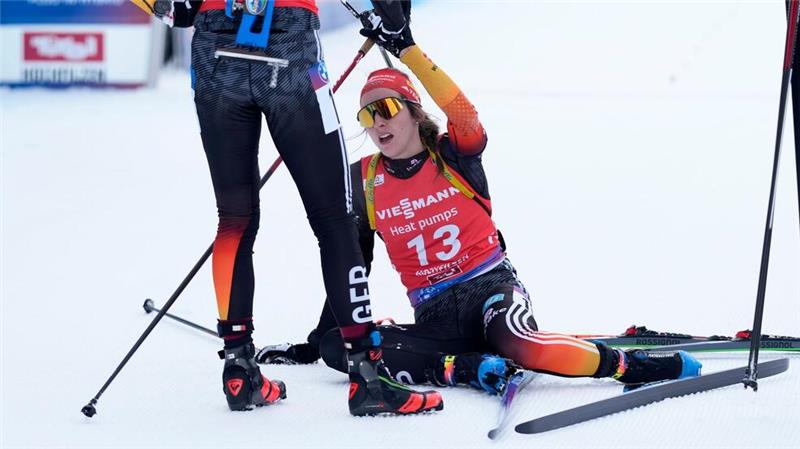 Vanessa Voigt liegt erschöpft im Ziel.