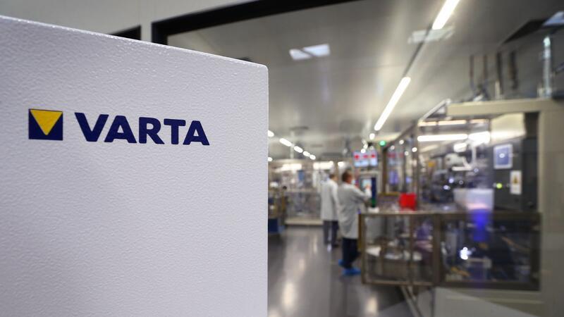 Mit Anlauf in die Krise - Wie es bei Varta weitergeht Varta will an den deutschen Standorten, wie hier in Nördlingen, festhalten. In der Verwaltung sollen aber Stellen wegfallen. (Archivbild)