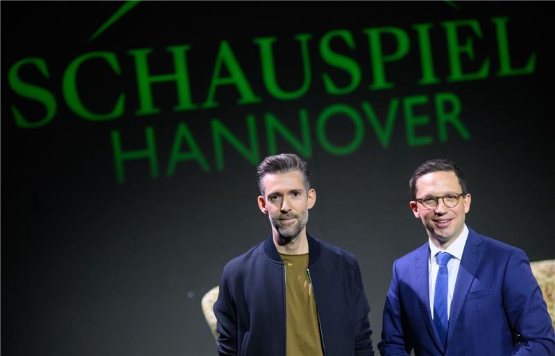 Busse und Boenisch werden neue Intendanten in Hannover Vasco Boenisch (l), neuer Intendant Schauspiel am Staatstheater Hannover, steht bei seiner Vorstellung mit Falko Mohrs (SPD), Kulturminister Niedersachsen, in der Cumberlandschen Bühne.