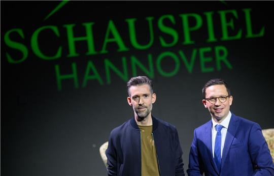 Vasco Boenisch (l), neuer Intendant Schauspiel am Staatstheater Hannover, steht bei seiner Vorstellung mit Falko Mohrs (SPD), Kulturminister Niedersachsen, in der Cumberlandschen Bühne.