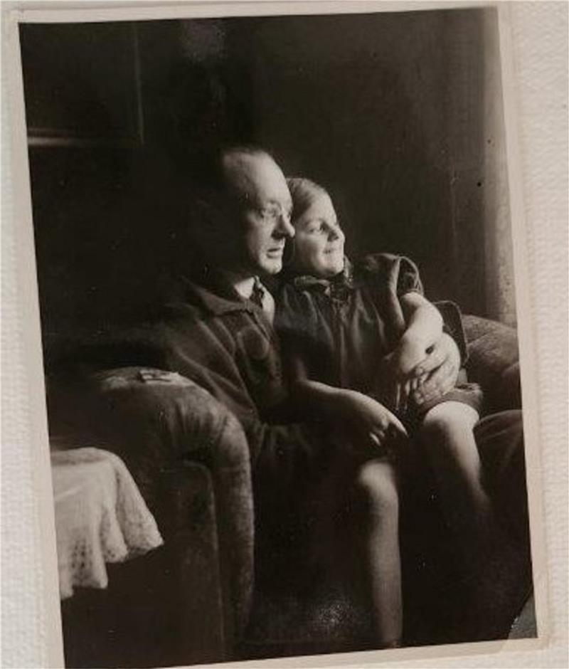 Vater Friedrich und Tochter Lore Mahlmann. Die junge Frau starb im Oktober 1945 im Alter von 19 Jahren in einem Autounfall. Zu diesem Zeitpunkt arbeitete sie als Dolmetscherin für die britischen Streitkräfte.  Fotos: Privat