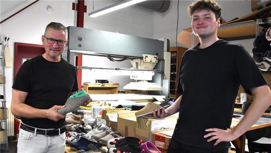 Vater Gerd (l.) und Sohn Thadaeus Otto in der Iesse-Schuhwerkstatt.