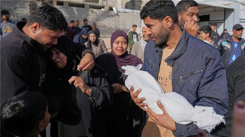 Israel bereitet Verschärfung der Gaza-Angriffe vor Vater mit Leiche von getötetem Kind.