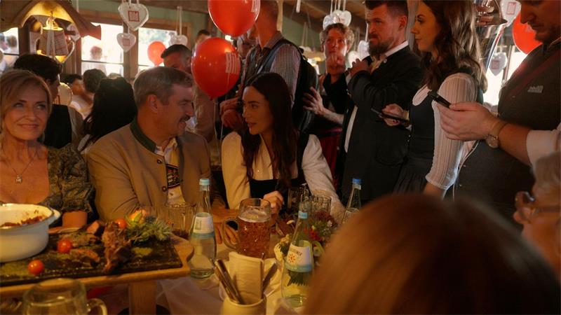 „Die Energie ist komisch“ - Söder als Papa Vater und Tochter gemeinsam auf der Wiesn.