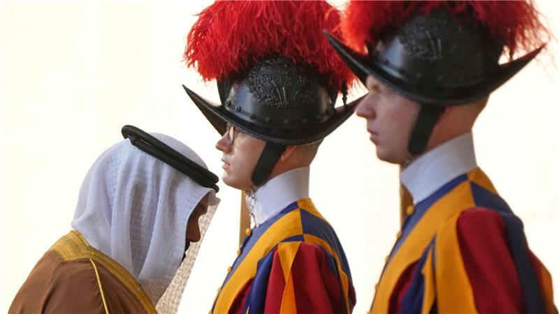 Bilder des Tages Vatikan: Begegnung zwischen bahrainischer Delegation und Schweizergardisten bei Papst-Besuch.