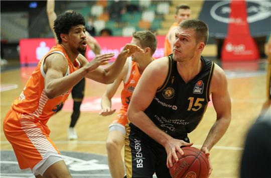 Vechtas Jordan Barnett (l) in Aktion gegen Martin Peterka (r) aus Braunschweig.