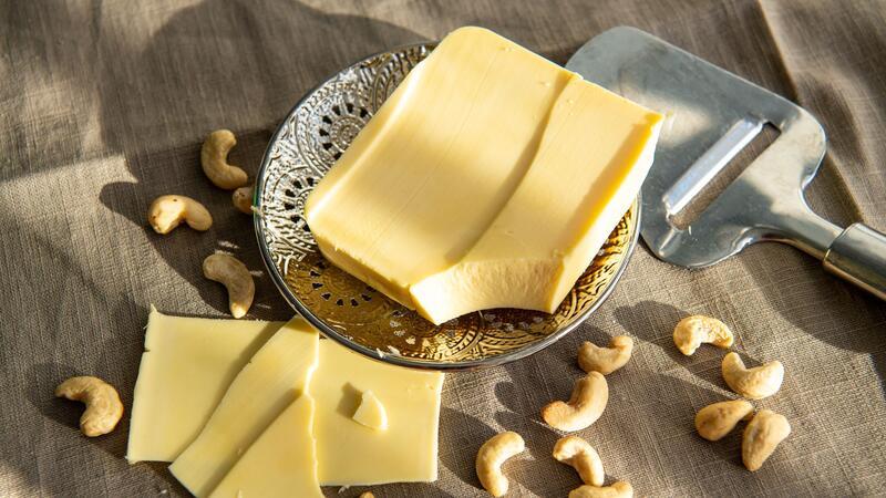 Ist Käse gesund oder nicht? Veganer Käse ein gutes Ersatzprodukt für alle, die auf tierische Produkte verzichten oder unter einer Laktose-Intoleranz leiden.