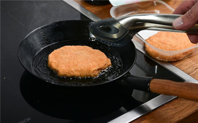 Veganes Cordon Bleu: Verbraucherinnen und Verbrauchern steht mittlerweile ein großes Sortiment an Fleischersatzprodukten zur Verfügung.