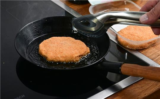 Veganes Cordon Bleu: Verbraucherinnen und Verbrauchern steht mittlerweile ein großes Sortiment an Fleischersatzprodukten zur Verfügung.