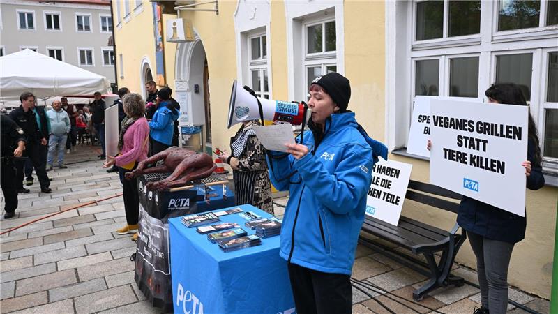 „Veganes Grillen statt Tiere killen“: Peta-Protest in Viechtach.