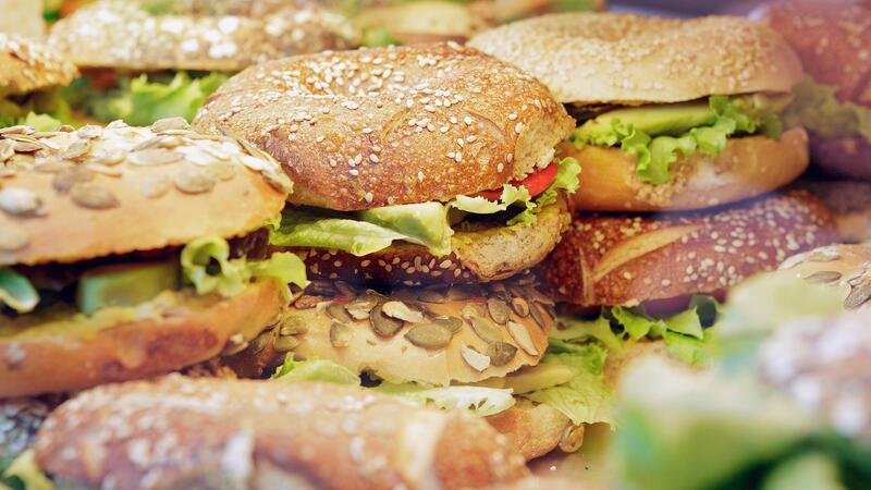 So viel Spaß macht vegetarisches Essen to go Vegetarische Bagels in Bio-Qualität eignen sich als gesunder Snack.