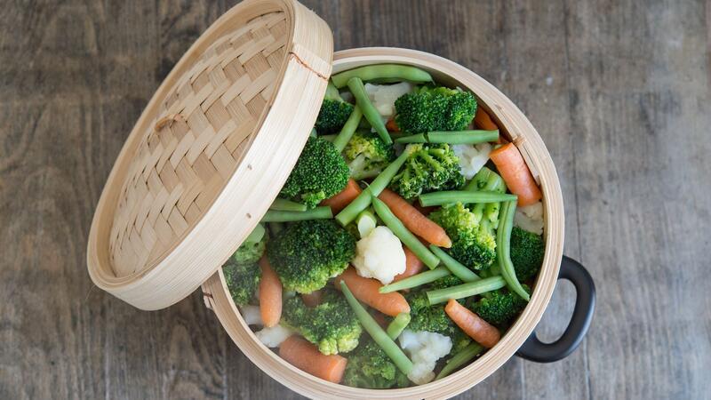 7 Fakten über vegetarische Ernährung zum Mitreden Vegetarische Gerichte sind oft kalorienarm und vitaminreich.