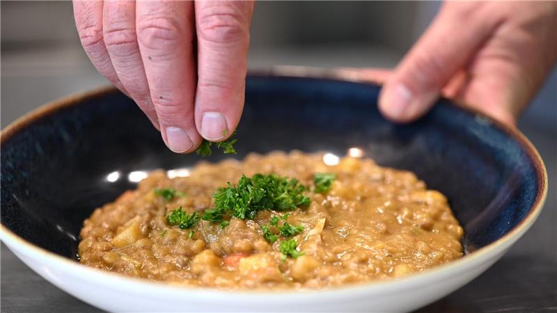 Vegetarische Linsensuppe im Betriebsrestaurant von Apetito - dieses Gericht wird oft in Kindergärten gegessen.