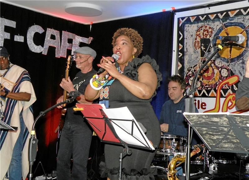 Velile Mchunu rockt mit ihrer Band Soko die Goslarschen Höfe. Foto: Habel