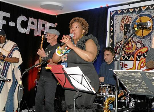 Velile Mchunu rockt mit ihrer Band Soko die Goslarschen Höfe. Foto: Habel