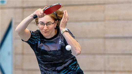 Velitchka Wais vom VfL Oker behauptet sich in der Tischtennis-Landesliga souverän. Gegen den Bovender SV gewinnt sie ihre beiden Einzel und das Doppel mit Steffen Samtlebe-Fischer.