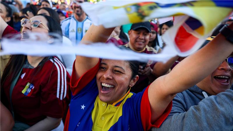 Venezolaner versammeln sich am Obelisken von Buenos Aires, um die US-Militäroperation in Venezuela zu feiern.