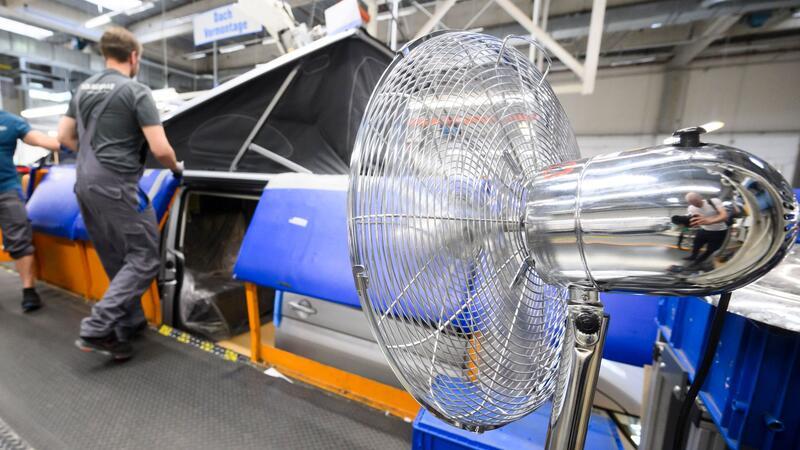 Ventilatoren können in heißen Fabrikhallen Abhilfe schaffen.