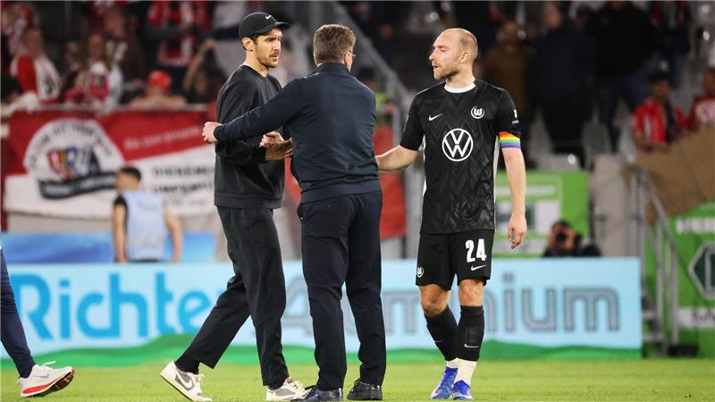 Verabschiedeten sich harmonisch: die Trainer Julian Schuster (l) und Dieter Hecking (m). 