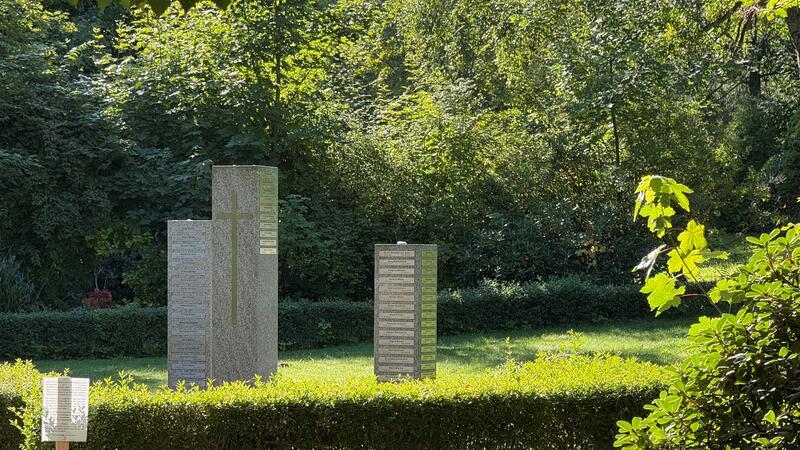 Veränderungen soll es auch den Stelen geben, an denen die Namen der auf der grünen Wiese beerdigten Menschen stehen.