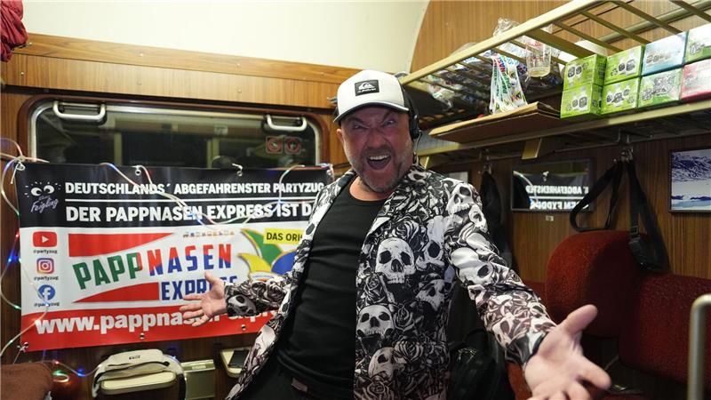 Veranstalter Oliver Schwartz ist mit guter Stimmung im Express dabei. 