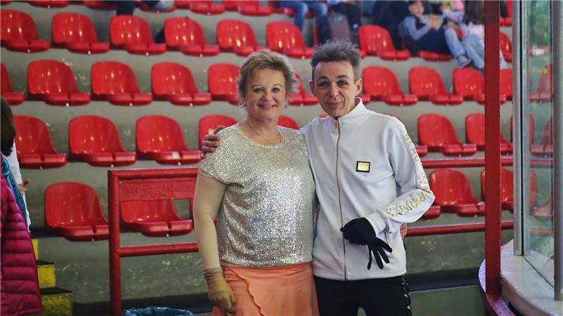 Ballett auf Schlittschuhen im Braunlager Eisstadion Veranstalterin Dr. Martina Vogs mit ihrem Cheforganisator Heiko Kumkar vor ihrem Start.