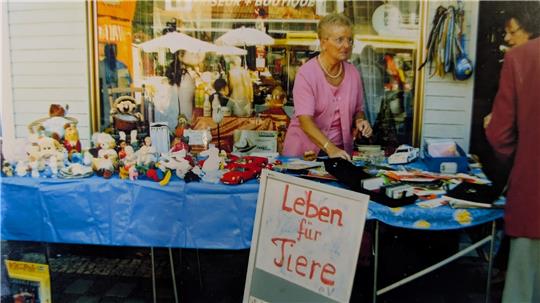 Veranstaltungen sind eine wichtige Einnahmequelle: Beim Kastanienfest 2006 baut Margrit Loof-Duda mit ihrem Verein einen Verkaufsstand direkt vor ihrem Friseursalon auf.