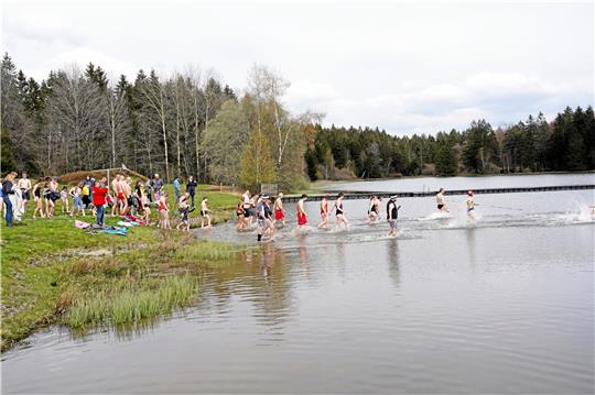 Veranstaltungen wie das Anbaden im Oberen Haus-Herzberger-Teich können seit letztem Jahr wieder stattfinden. Archivfoto: Bode