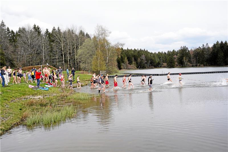 Clausthal-Zellerfeld: Anbaden im elf Grad kalten Teich Veranstaltungen wie das Anbaden im Oberen Haus-Herzberger-Teich können seit letztem Jahr wieder stattfinden. Archivfoto: Bode