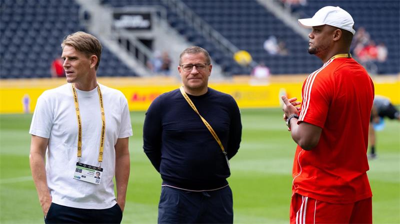 FC Bayern verlängert Vertrag mit Sportdirektor Freund Verantwortlich für die Bayern-Profis: Sportdirektor Christoph Freund (links), Sportvorstand Max Eberl (Mitte) und Trainer Vincent Kompany. (Archivbild)