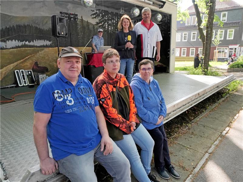 Sonniger Start für den Oberharzer Bergbauernmarkt Verantwortliche und der DJ: Jens Sand, Heike Reimann, Annerose Reimannn (vorne v.l.), Bürgermeisterin Petra Emmerich-Kopatsch und Rainer Aschoff (dahinter) machen den Markt möglich. Und Musik am ersten Tag kommt von DJ Peter Heyland (hinten l.). Foto: Potthast
