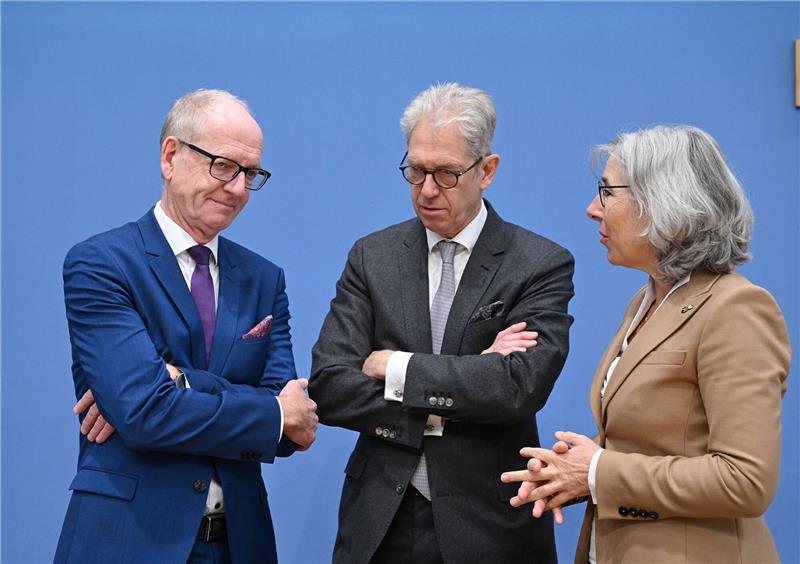 Ärzte, Zahnärzte und Apotheken richten „Notruf” an Kanzler Verbände von Ärzten, Zahnärzten und Apotheken haben einen «Notruf» an Kanzler Scholz gerichtet.