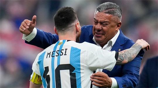 Verbandsboss Claudio Tapia kündigt eine Ehrung für Lionel Messi an. (Archivbild)
