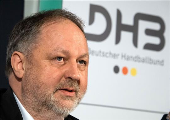 Verbandschef Andreas Michelmann erfreut sich am Auftritt der deutschen Handballer.