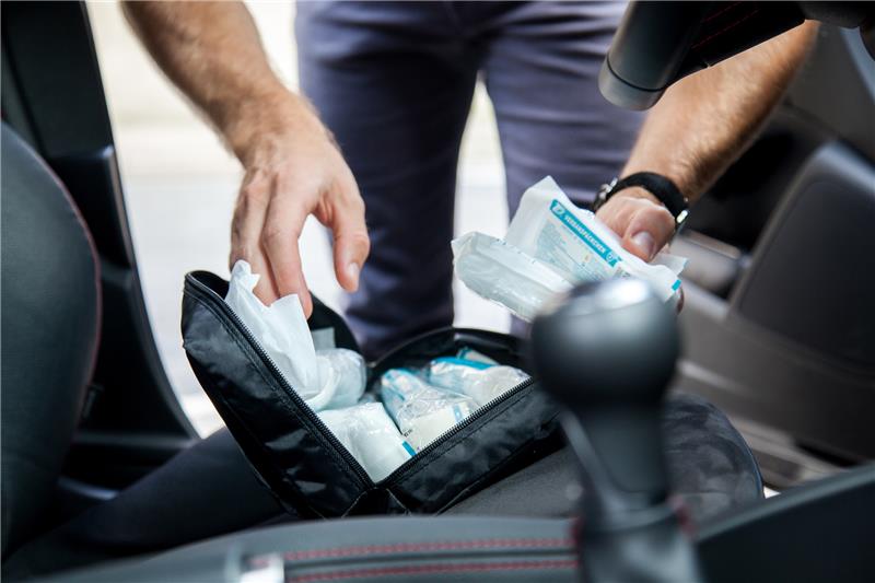 Verbandskasten im Auto: Am 1. Februar endet die Übergangsfrist. Laut der neuen DIN-Norm sollen dann zwei medizinische Masken enthalten sein. Foto: Klose/dpa