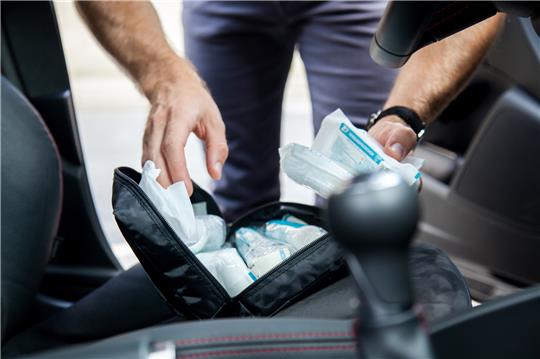 Verbandskasten im Auto: Am 1. Februar endet die Übergangsfrist. Laut der neuen DIN-Norm sollen dann zwei medizinische Masken enthalten sein. Foto: Klose/dpa