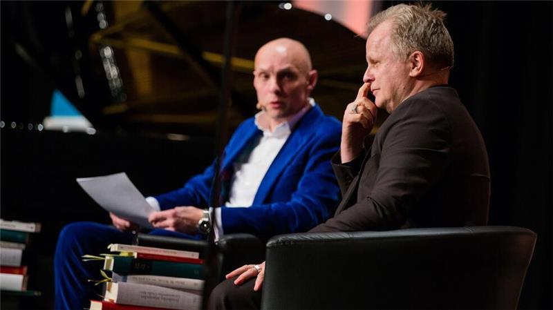 Analyse statt Klatsch - Biografie über Herbert Grönemeyer Verbindet eine lange Freundschaft und Zusammenarbeit: Schon 2015 saßen Michael Lentz und Herbert Grönemeyer zusammen auf der Bühne und sprachen über die Texte des Musikers, damals bei der Lit.Cologne.