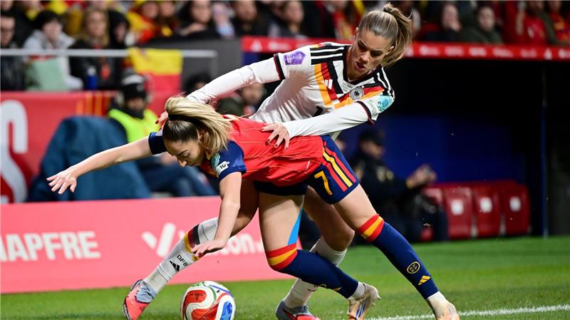 „Tut extrem weh“: Titeltraum der DFB-Frauen platzt Verbissene Zweikämpfe: Deutschlands Selina Cerci und Spaniens Olga Carmona.