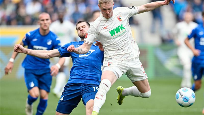 Dahmens Serie beim 1:1 des FC Augsburgs zu Ende Verbissener Kampf um den Ball: Hoffenheims Jurasek (li.) und Augsburgs Fredrik Jensen