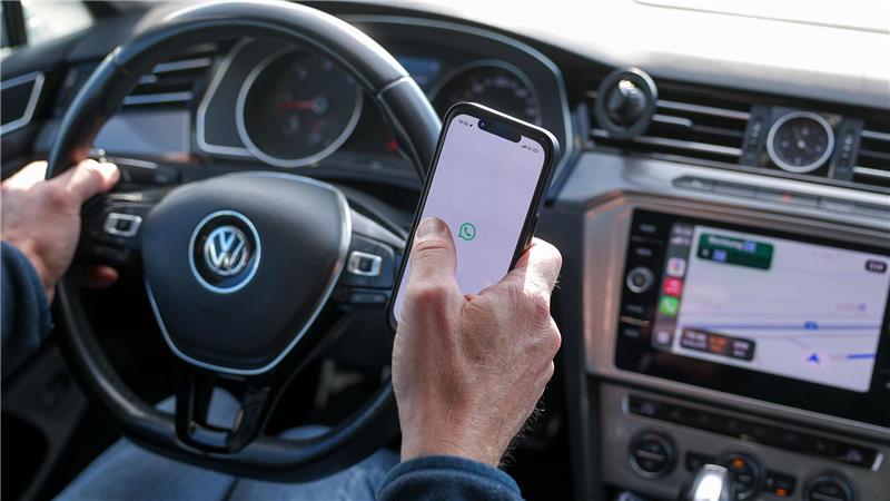 Verboten: Wer das Handy in die Hand nimmt, begeht eine Ordnungswidrigkeit. (Symbolbild)