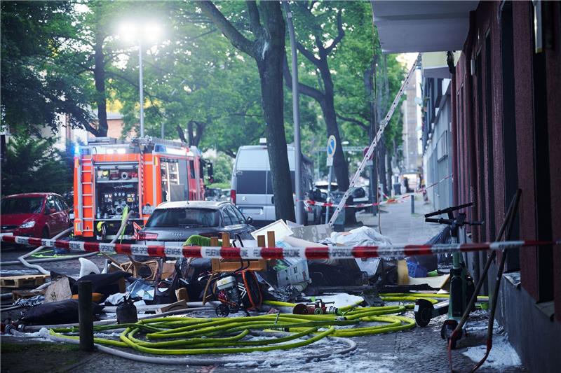 Barbesitzer rettet Frau und Sohn aus brennender Wohnung Verbranntes Mobiliar liegt auf einem Gehweg unterhalb einer ausgebrannten Wohnung in Berlin-Wilmersdorf.
