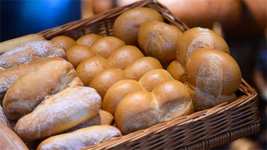 Verbraucher kaufen Brot und Brötchen heute vielfach nicht mehr beim klassischen Bäcker, sondern im Supermarkt. (Archivbild)