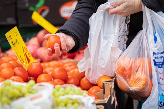 Verbraucher mussten im November 21,1 Prozent mehr für Nahrungsmittel zahlen als im November 2021.