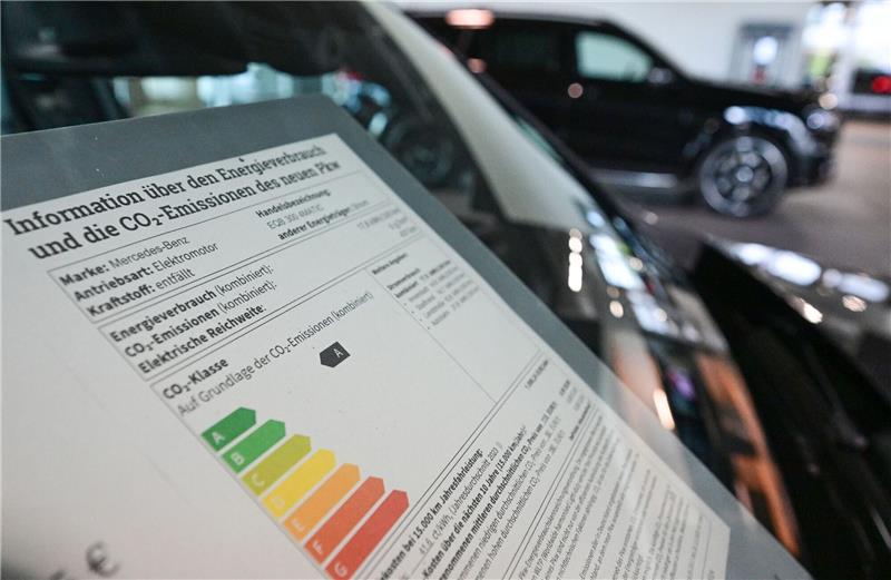 Von Grün bis Rot: Wie das Pkw-Label Verbrauchern helfen soll Verbraucher sollen beim Autokauf mit einem neuen Pkw-Label künftig unter anderem besser über den Verbrauch und die Emissionen ihres potenziellen Neuwagens informiert werden.