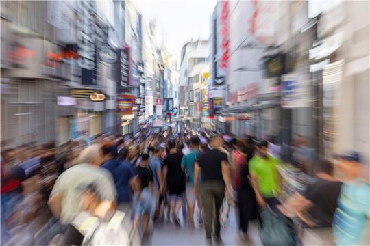 «Verbraucherinnen und Verbraucher geben wieder mehr Geld aus, was auch den Einzelhandel stärkt», stellt das Ifo-Institut fest.