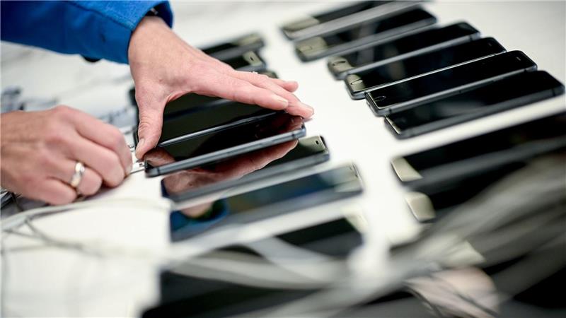 EU-Energielabel – Wie gut lässt sich mein Handy reparieren? Verbraucherinnen und Verbraucher sollen Smartphones in Zukunft besser vergleichen können. (Symbolbild)