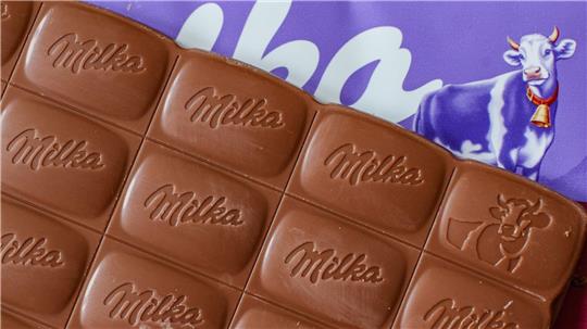 Verbraucherschützer klagen gegen die kleinere Packung von Milka-Schokolade. (Archivbild)