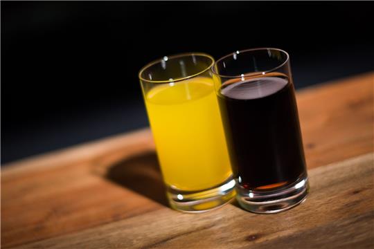 Verbraucherschützer und Gesundheitsexperten wollen weniger Zucker in Erfrischungsgetränken wie Cola oder Limonaden.