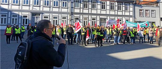 Verdi-Bezirksgeschäftsführer Sebastian Wertmüller spricht auf dem Jakobikirchhof in Goslar Anfang März zu rund 170 Streikenden. Foto: Stade
