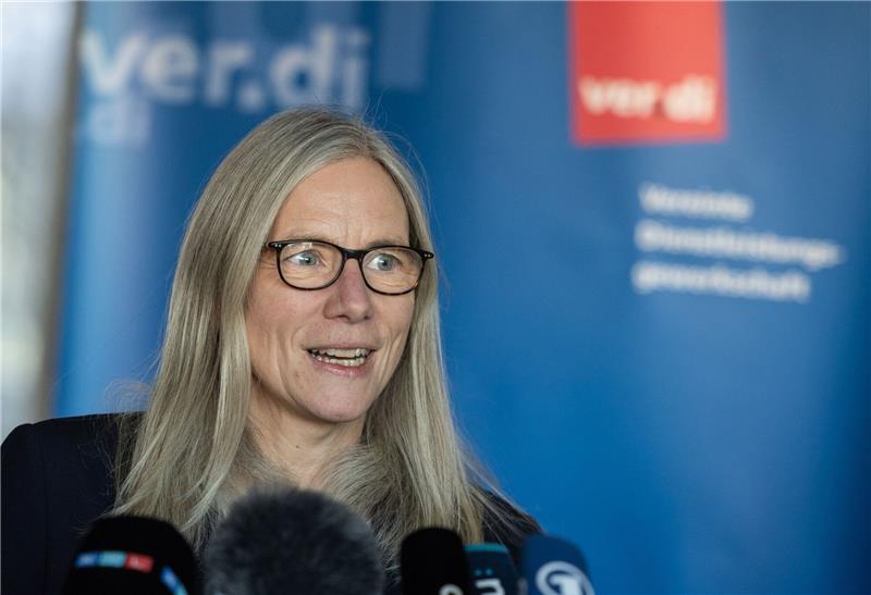 Verdi: Handelsverband wirft im Tarifstreit mit „Nebelkerzen” Verdi-Bundesvorstandsmitglied Silke Zimmer schlägt Alarm: Wegen niedriger Löhne seien 90 Prozent der Beschäftigten von Altersarmut bedroht. Nun brauche es in den Tarifverhandlungen für den Einzelhandel endlich Ergebnisse.